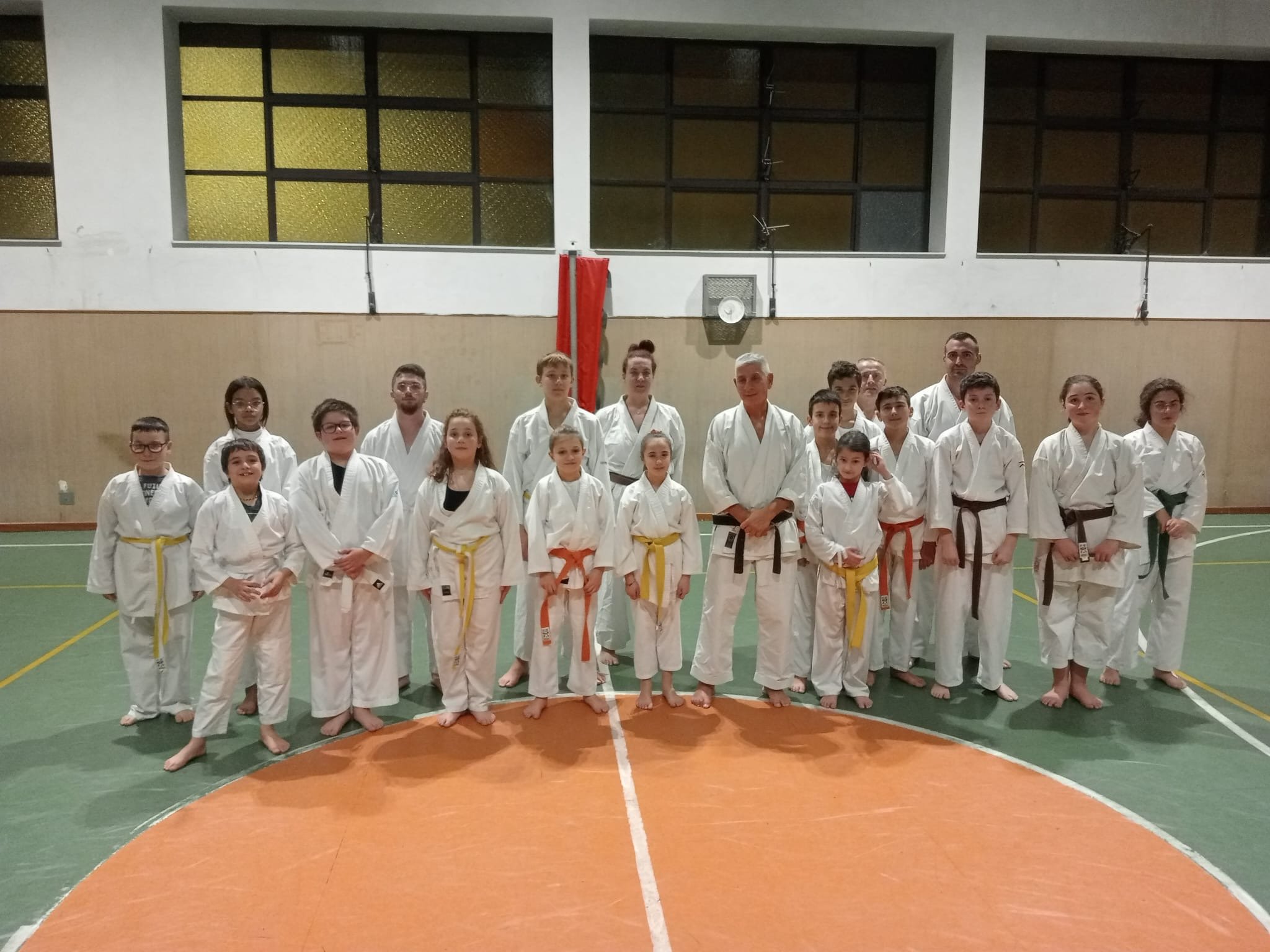 Gruppo di karateka riuniti in palestra