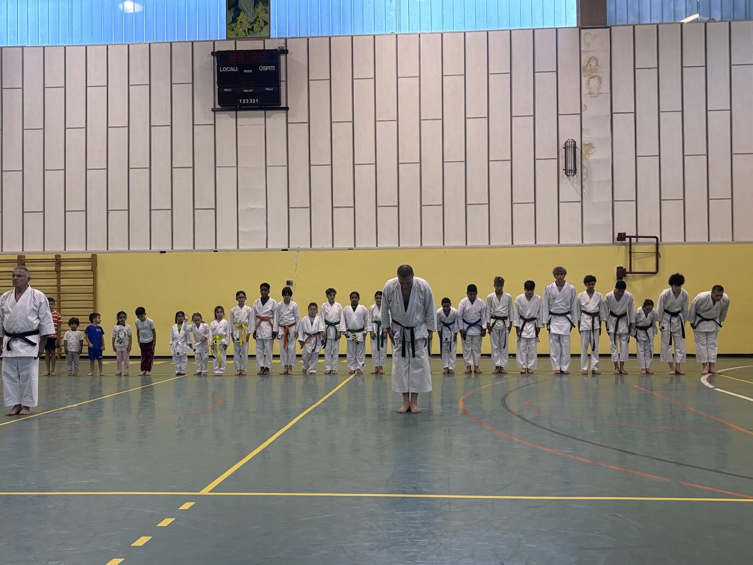 Il gruppo Isshin-Kai si inchina al termine della lezione